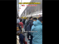 山東人坐地鐵不拉手環直接抓桿引圍觀：人均身高1米8名不虛傳