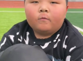 男孩習慣性舔嘴唇患上“羊胡子瘡” 網友：天啊,我也是這樣