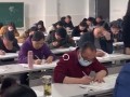 新體驗！高三老師被安排同學生一起考試 網友：老師能考過學生嗎？