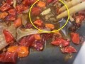 網友曝羊肉鍋里吃出3條大肉蟲 老板竟稱是名貴“中藥材”羊角蟲