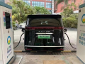 一輛騰勢敢占兩個充電樁：真不怕挨揍？