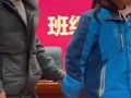 女兒牽著父親的手上領獎臺：父親偷偷擦眼淚 網友為這一幕動容