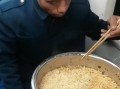 用盆吃10袋泡面男子回應月薪2萬邀約：希望能把握住這次機會
