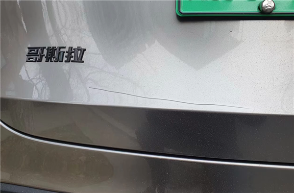 特斯拉車主停車未進店消費:被飯店老板惡意劃車戳輪胎 特斯拉 車主 飯店 第3張 特斯拉車主停車未進店消費:被飯店老板惡意劃車戳輪胎 特斯拉 車主 飯店 第3張