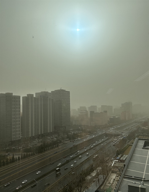 沙塵天氣席卷北京！天空出現(xiàn)藍(lán)色太陽(yáng)：火星同款  沙塵 北京 太陽(yáng) 第1張