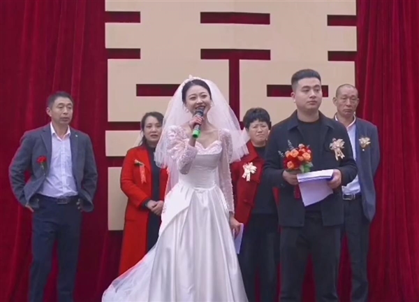 新娘自己主持婚禮省下萬元 僅花費160元:網友點贊 本人回應不是給別人看 新娘 婚禮 第1張 新娘自己主持婚禮省下萬元 僅花費160元:網友點贊 本人回應不是給別人看 新娘 婚禮 第1張