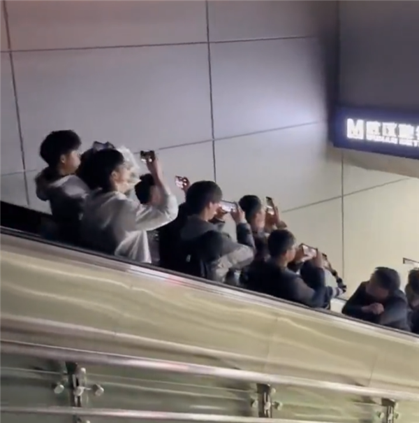 乘客出地鐵黃鶴樓站的統一姿勢:集體反站拍攝絕美夜景 地鐵 黃鶴樓 夜景 第1張 乘客出地鐵黃鶴樓站的統一姿勢:集體反站拍攝絕美夜景 地鐵 黃鶴樓 夜景 第1張